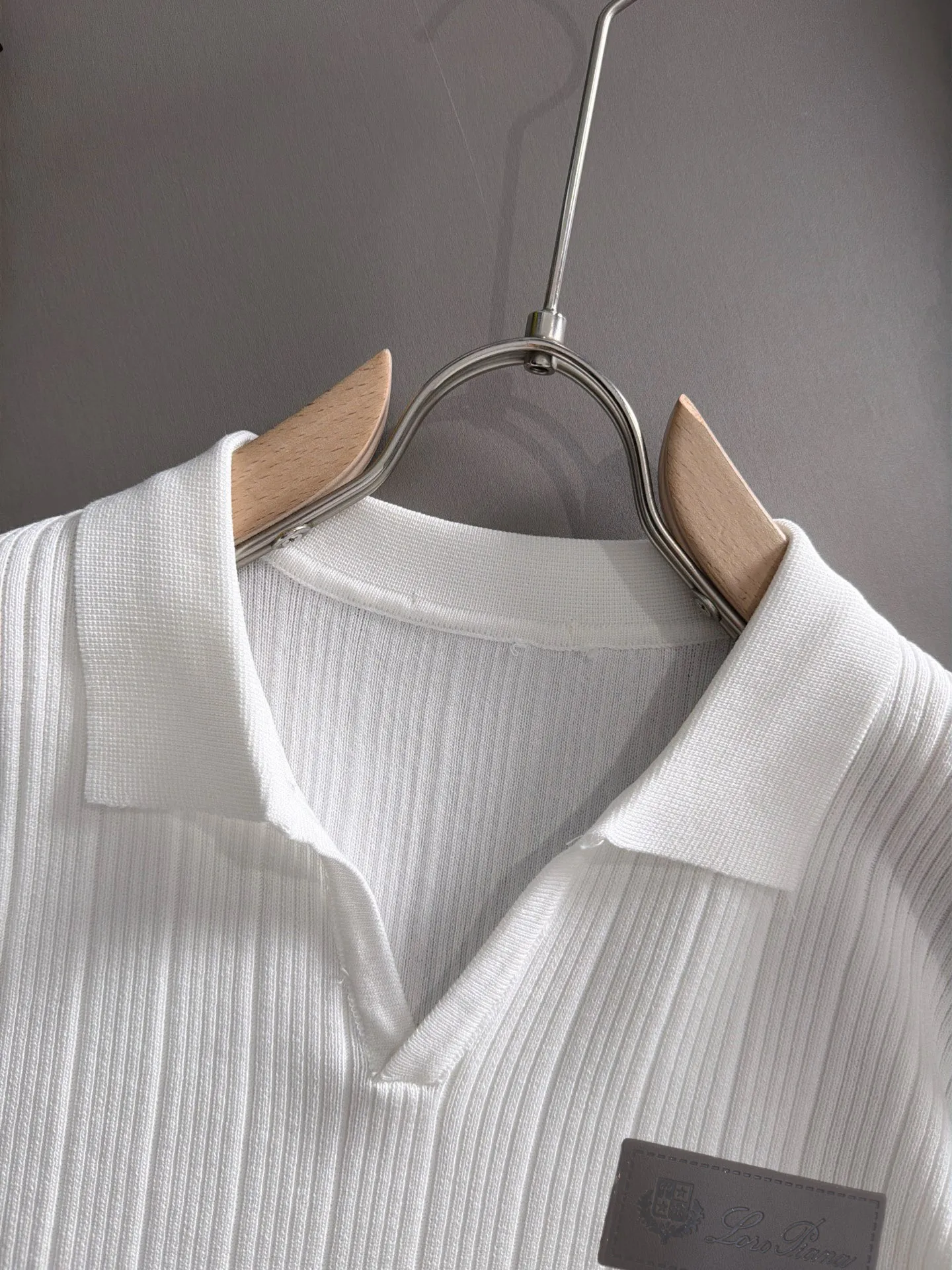 LP 36ss New Arrival men's short-sleeved T-shirt, complete with three labels, made of special high-weight linen yarn, feels substantial when weighed, and the upper body is more textured than ordinary T-shirts. This texture can cope with the weather and is suitable for both hot and cold conditions. Loose fit design, looks noble. Size: M to 3XL